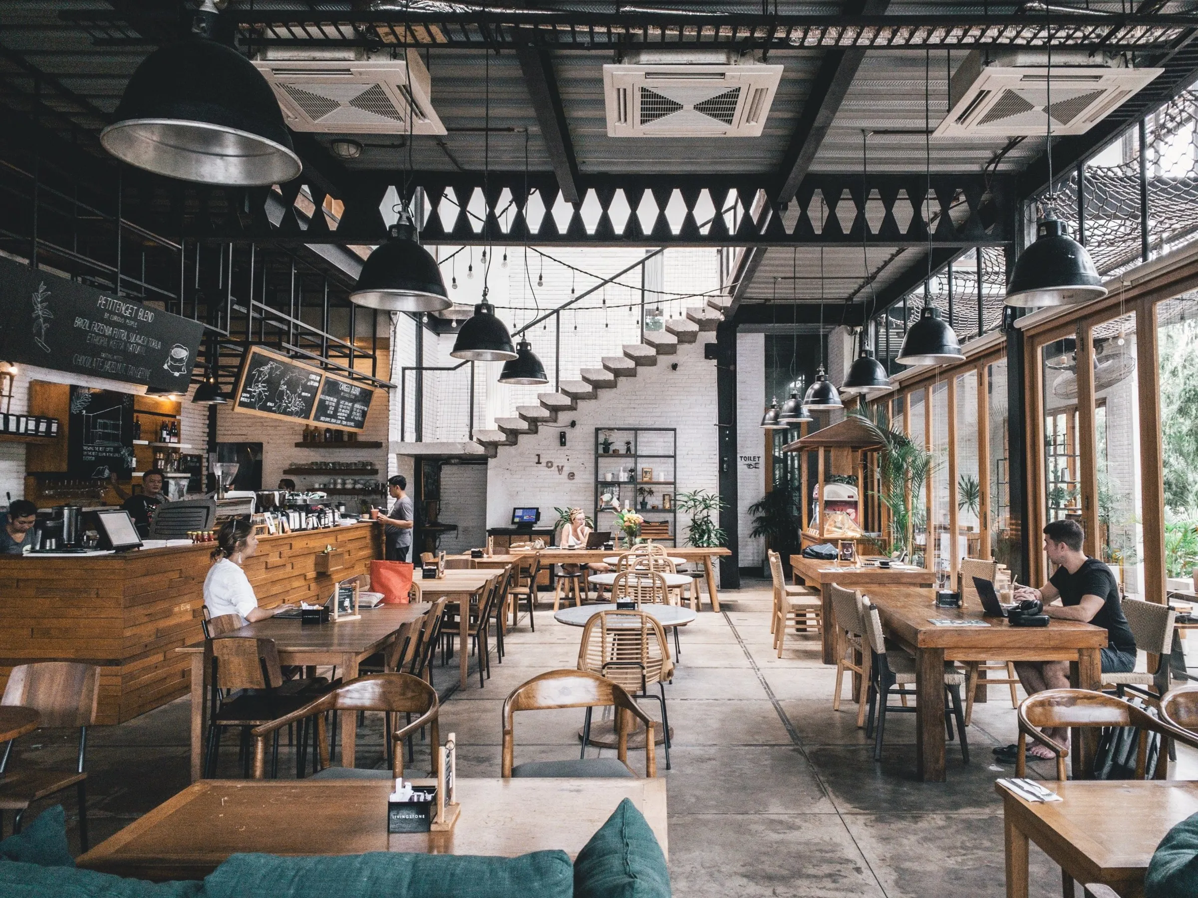 Sala de restaurante con mesas preparadas para el servicio